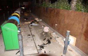 Rosa Mª Farriol. Brossa acumulada a l'entorn dels contenidors a Vilanova