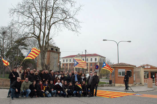 Imatge de grup dels assistents al homenatge