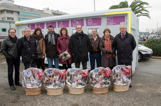 Ajuntament de Calafell. Calafell lliura 5 paneres de Nadal, entre els usuaris de la deixalleria mòbil