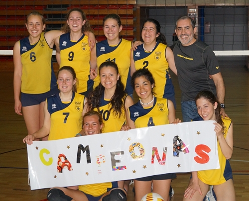 Les jugadores i el tècnic, amb una pancarta commemorativa