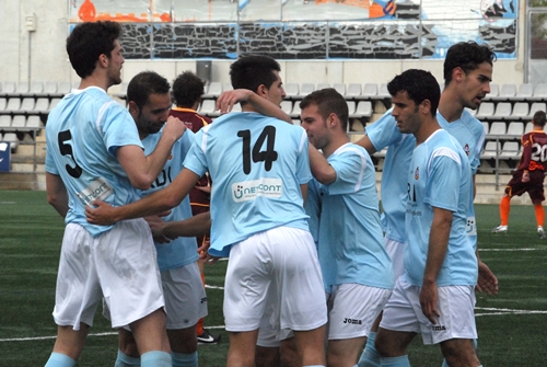 Els jugadors vilanovins, celebrant el gol que encarrilava el partit / Miquel Vall