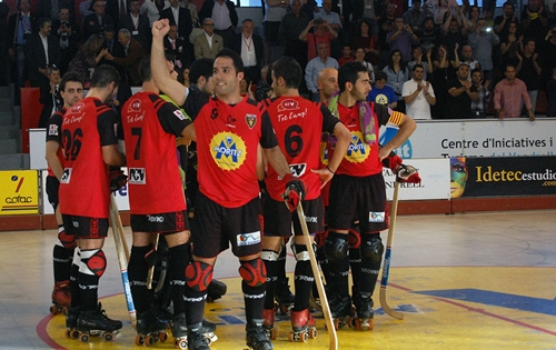 Els jugadors del Vendrell, celebrant amb la seva afició el passi a la final / FEP