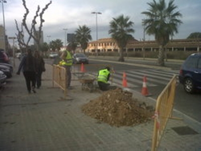 Ajuntament de Vilanova. Comencen els treballs per a instal.lar el semàfor a la ronda Ibèrica de Vilanova