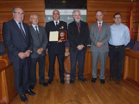 Ajuntament del Vendrell. Condecoren l'inspector de la policia local del Vendrell per la seva tasca contra el top manta