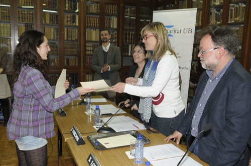 Montse Santafé consellera de Cooperació, fa el lliurament del Premi de Recerca per a la Pau Garraf a Nadia Merrou,  a la Universitat de Barcelona.