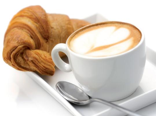 Eix. Croissant i cafè amb llet
