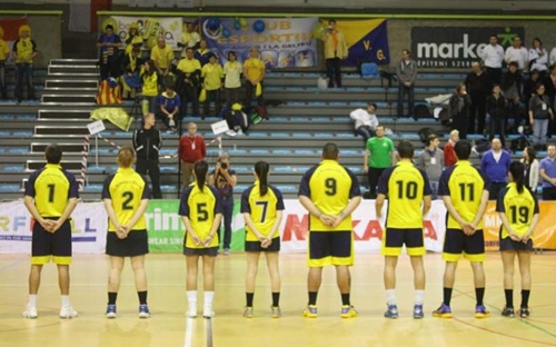 La secció de korfbal, instants abans de jugar el seu partit