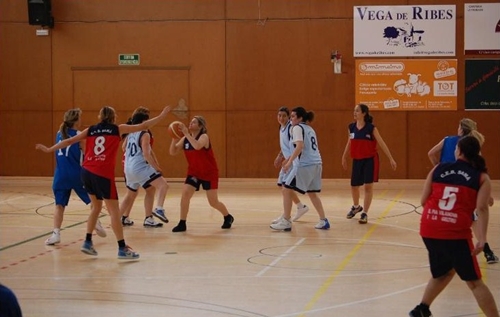 Detall del derbi femení veterà entre Samà i Ribes