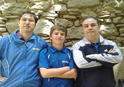 Imatge amb un dels palistes vilanovins i l'equip tècnic