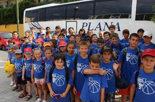 Imatge d'un dels grups de l'esplai anant cap a una activitat