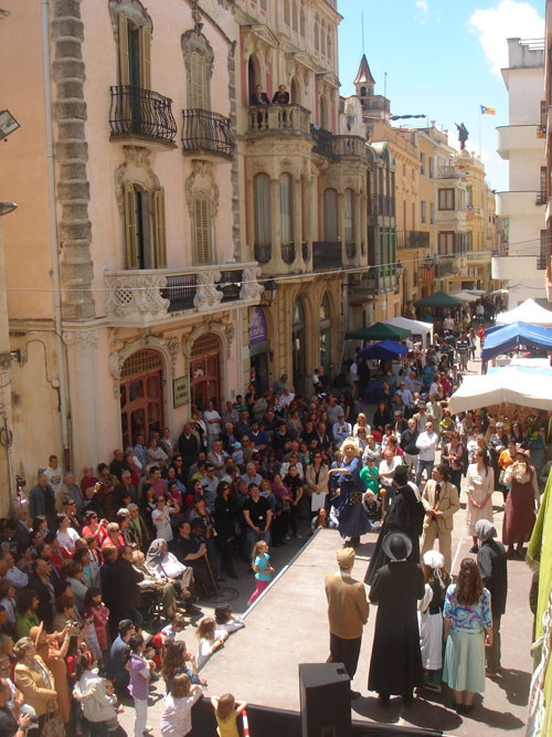 Els carrers de lArboç a plens a vessar de visitants per veure lElenc Artístic Arbocenc