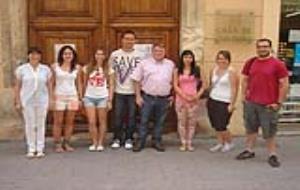 LAlcalde de lArboç i el Regidor de Promoció Econòmica amb els joves adherits al programa (Autor: S. Sedó)