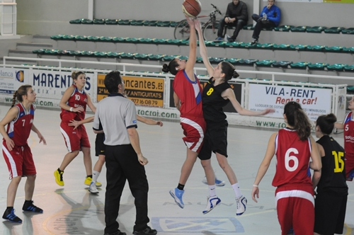 Salt inicial del partit del Femení, a les Casernes