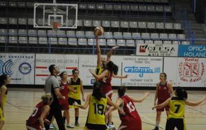 Salt inicial del derbí femení entre el Samà B i el CE Vilanova / Pepe Cabedo