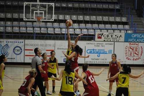 Salt inicial del derbí femení entre el Samà B i el CE Vilanova / Pepe Cabedo