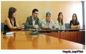 La regidora de Benestar Social, l'alcalde de Gelida, el president de l'Assemblea de Creu Roja de l'Alt Penedès i dues coordinadores de l'entitat
