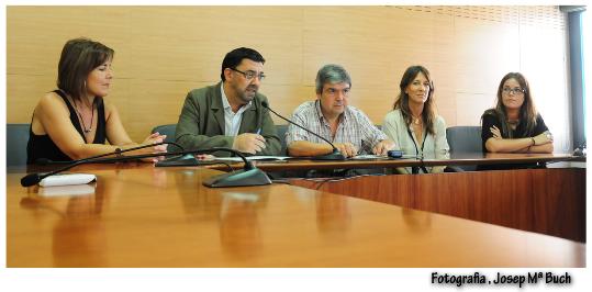 La regidora de Benestar Social, l'alcalde de Gelida, el president de l'Assemblea de Creu Roja de l'Alt Penedès i dues coordinadores de l'entitat