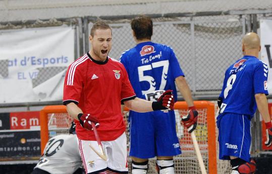 CERH. El Benfica, celebrant un dels seus gols al Vendrell