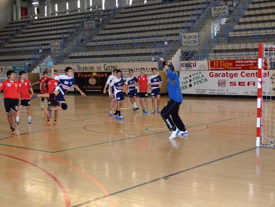Cedida. El cadet del CH Vilanova, llançant un penal