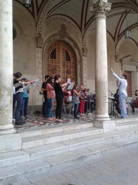 Ajt Sant Sadurní d'Anoia. El Cant dels ocells als porxos de l'església de Sant Sadurní, en homenatge a Pau Casals 