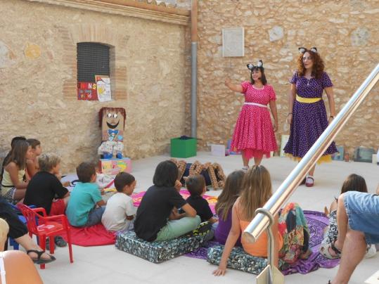 Ajuntament de Cubelles. El contacontes de les Gates Gatunes