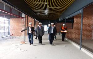 Ajuntament de Calafell. El director general de Comerç de la Generalitat visita les obres del nou Mercat Municipal de Calafell