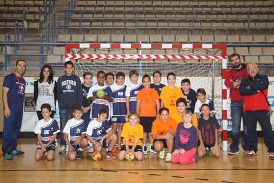 Eix. Els dos equips de mini handbol de la Escola del CHVNG
