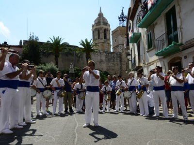 Aj. Sitges. Els grallers davant l'Ajuntament