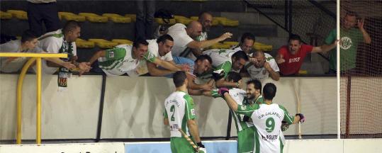CP Calafell. Els jugadors del Calafell, celebrant l'èxit amb els seus seguidors