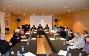 Ajuntament de Calafell. Els paradistes del nou Mercat de Calafell signen el contracte amb lAjuntament de Calafell