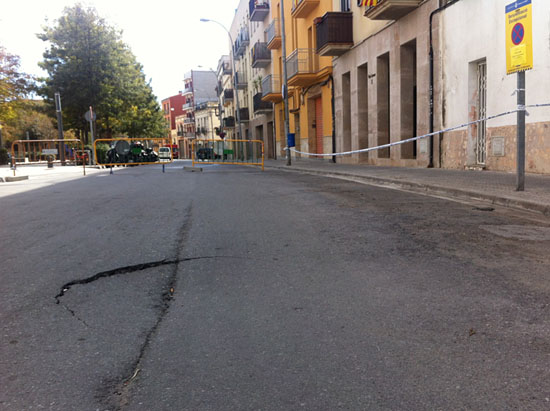 Enfonsament parcial del paviment al carrer de la Pastera