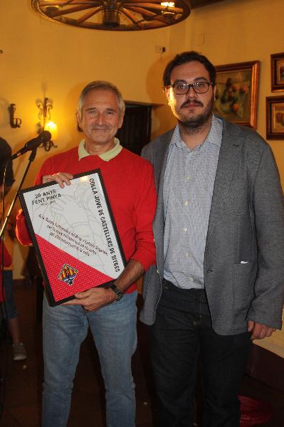 Jove de Sitges. Entrega del Guardó 2013 a la Secció Fotogràfica del Grup d'Estudis Sitgetants per la seva col·laboració en els actes del 20è aniversar