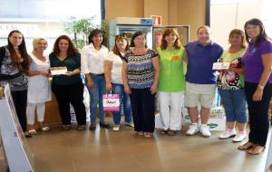 Ajuntament del Vendrell. Es donen els lots a les guanyadores del sorteig de la campanya comercial al Barri de França, el Tancat i Mas den Gual