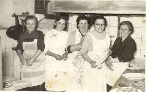 Arxiu de lAlt Penedès. Grup de cuineres de casament a Vilobí del Penedès
