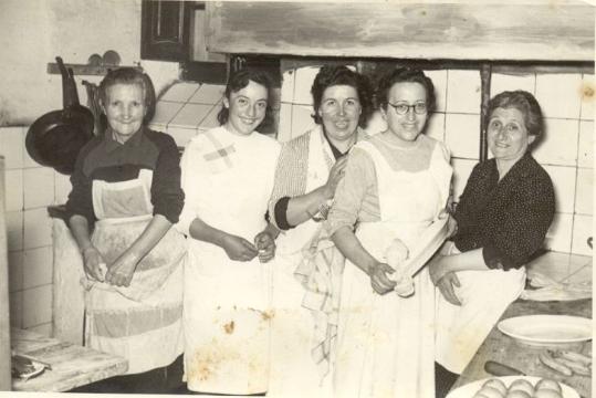 Arxiu de lAlt Penedès. Grup de cuineres de casament a Vilobí del Penedès