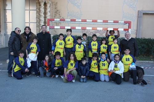 Els integrants dels dos equips, en una foto conjunta