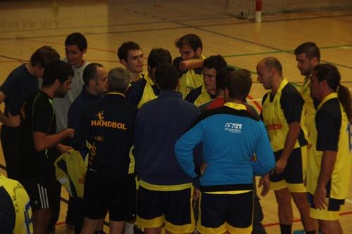 Els jugadors vilanovins, durant un temps mort  / CEVG