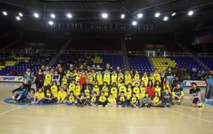 Els jugadors vilanovins, al Palau amb els jugadors del primer equip del Barça