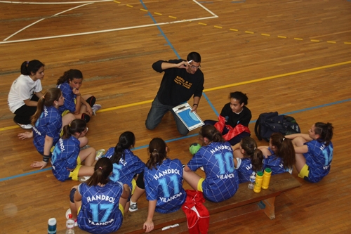 El tècnic de l'infantil femení d'handbol, donant instruccions durant un temps mort