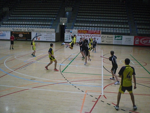 Un jugador del cadet, llançant a porta
