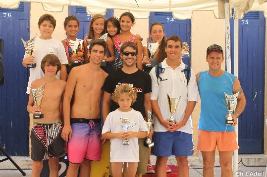 C.L.Adell. Imatge d'alguns nedadors vendrellencs amb trofeu