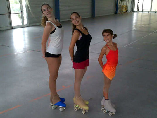 Imatge de les tres patinadores de la Fundació