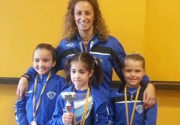 Algunes de les gimnastes vilanovines, a,b la seva entrenadora