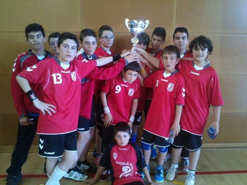 Els jugadors del Baix Penedès, amb la copa