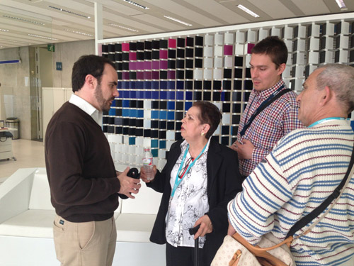 La pacient participant en el projecte, Cruz Garcia, amb els invesitgadors Alejandro Rodríguez, geriatra al CSG, i Jordi Rovira de Telefonica  I+D