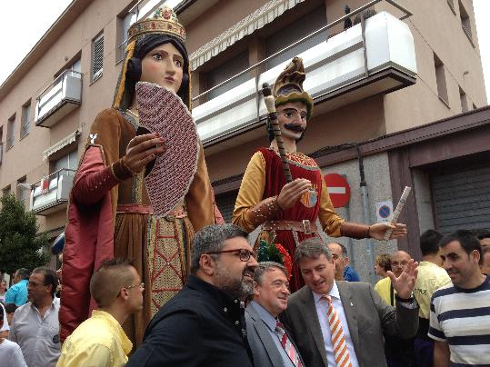 Joan Sans, alcalde de l'Arboç, acompanyant en Chabran i la Llúcia en el seu recorregut pels carrers de Mataró	