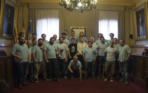 Els jugadors vilanovins, al saló de plens de l'Ajuntament amb les autoritats locals