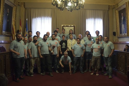 Els jugadors vilanovins, al saló de plens de l'Ajuntament amb les autoritats locals