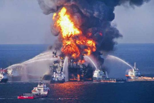 Eix. Incendi de la  Plataforma Deepwater Horizon al Golfo de México,  causada por un escapament de gas