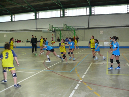 Imatge del partit d'hanbol de l'infantil femení